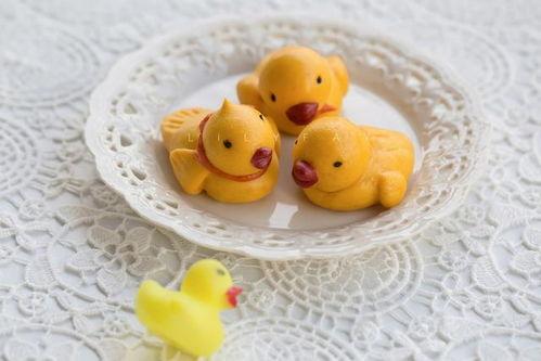 黄鸭子吃瓜,揭秘动物界的趣味食趣